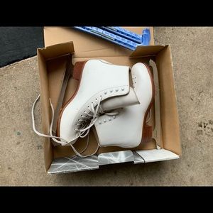 Women’s size 7 figure ice skates